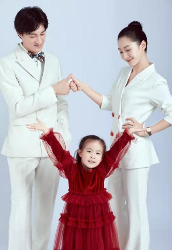 安陵容劇外蛻變大，穿西裝拍全家福女王範十足，老公都被襯得嬌羞