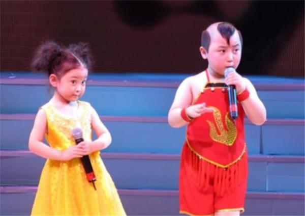 8年前&quot;年畫娃娃&quot;組合春晚走紅，哥哥已去世6年，妹妹如今怎樣了？