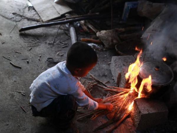 父母患艾滋去世，6歲小兒被村民隔絕，他開始獨立生活，酷愛練武