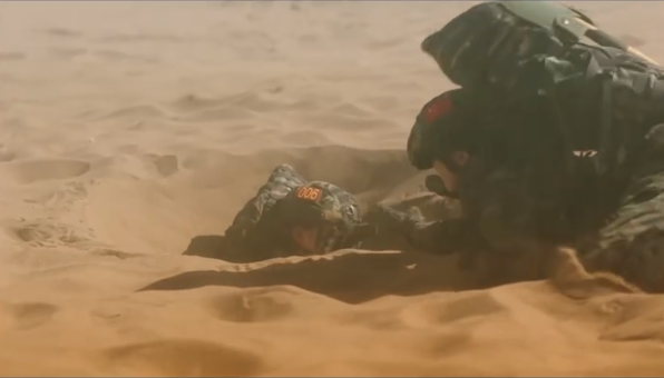 28歲女演員拍戲被流沙淹沒,急救後脫離危險,崩潰過後要求重拍 28歲女演員拍戲被流沙淹沒,急救後脫離危險,崩潰過後要求重拍