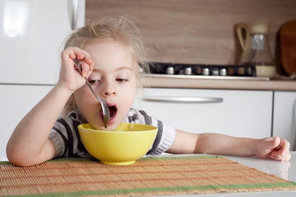 孩子嘴太乾,還出了血,是水喝得少嗎?醫生的建議讓家長明白真相 孩子嘴太乾,還出了血,是水喝得少嗎?醫生的建議讓家長明白真相