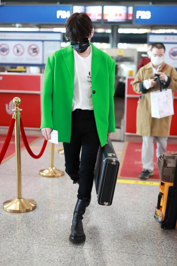 男星街拍 |“空靈系男生”丁真呆萌現身，小李子&amp;德普叔變化驚人