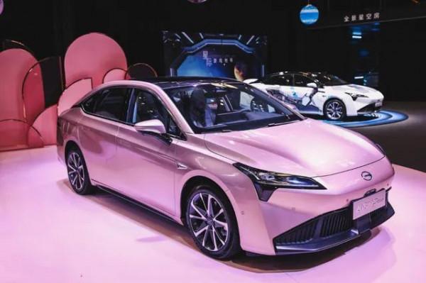 為啥未來新能源電動車是小霸王埃安的天下，沒比亞迪蔚小李啥事？