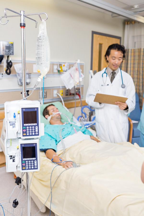 男子突發腹痛、嘔吐，拒絕醫生檢查，哪知病情讓他後悔都來不及