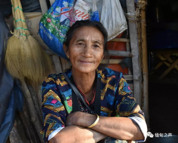 緬甸戰火不斷，上千人逃到緬中邊境線躲避，日子過得很苦