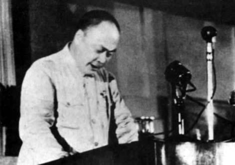 蔣介石看著十大元帥名單，沉思一會指著陳毅說：這人太厲害了