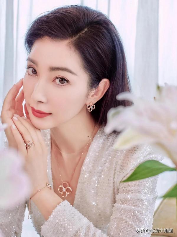 李冰冰，個性直爽的獨立女性，青春不再但依舊風采，很迷人