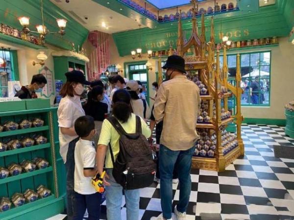 佟大為一家五口出遊，倆保姆伺候寶貝兒子，13歲女兒身高直追1米8