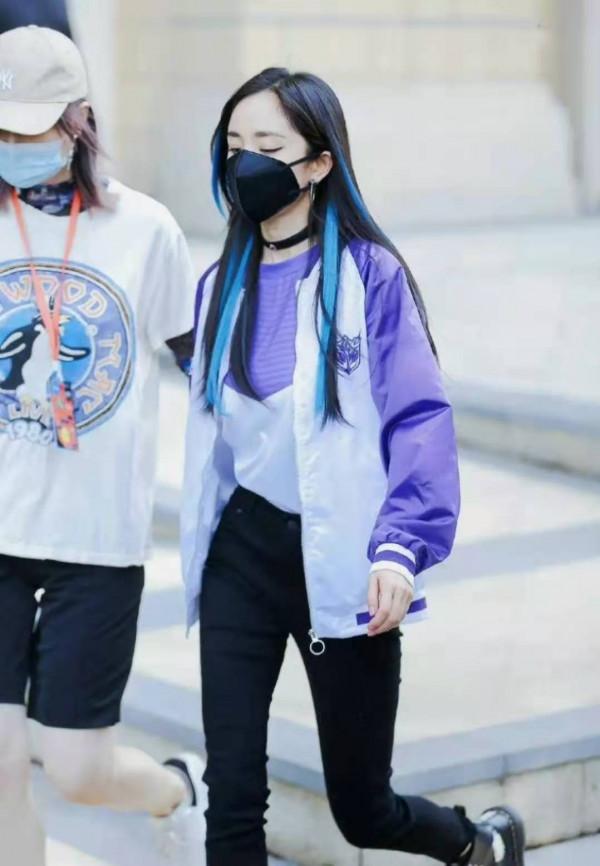 “楊冪”瘦得過分了,穿棒球服配緊身褲亮相,“雙腿比胳膊還細” “楊冪”瘦得過分了,穿棒球服配緊身褲亮相,“雙腿比胳膊還細”