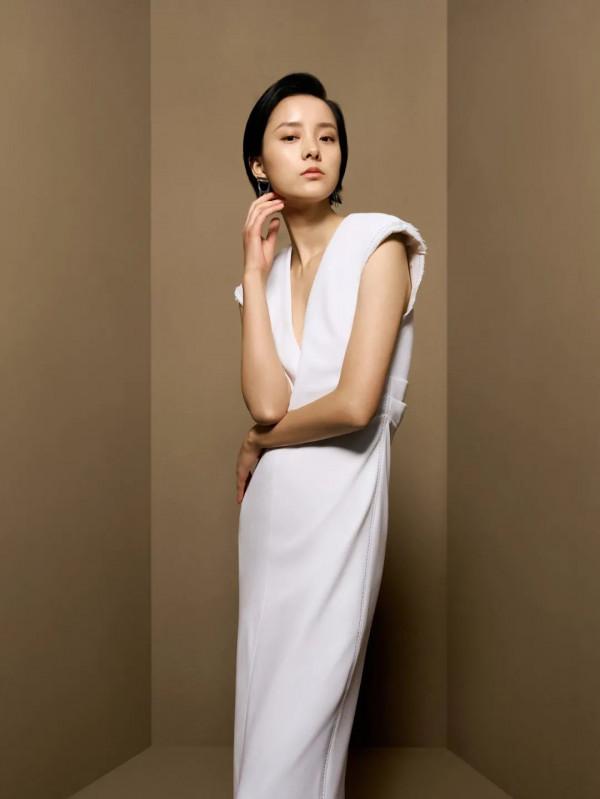 裴蓓的果敢女性衣櫥，被張家誠拍出來了