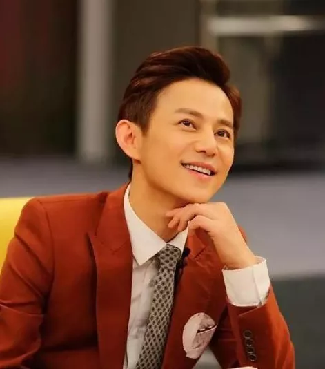 何炅被實名舉報？蔡少芬張晉合體營銷？王一博被節目組退貨？