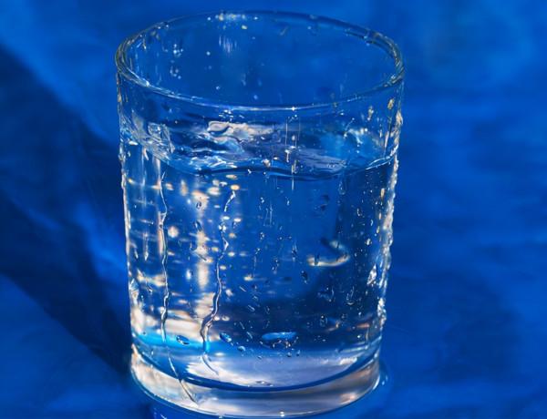 早上起床喝一杯溫水等於喝細菌? 早上起床喝一杯溫水等於喝細菌?