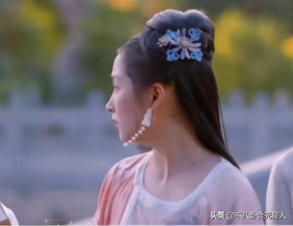 鞠婧禕古裝新劇成正面例子，頭套、妝發不敷衍，其餘劇組趕快學