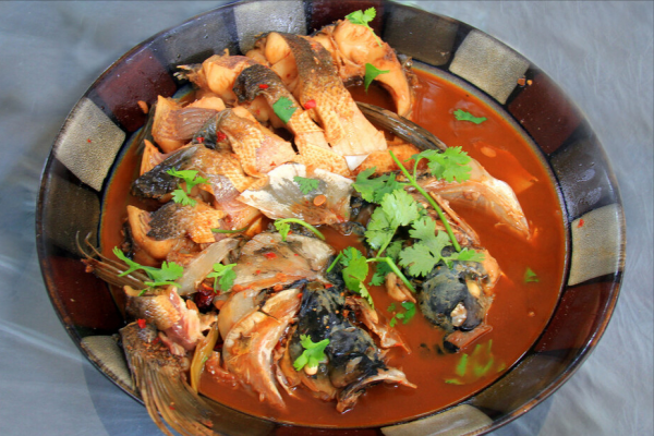 不管燉什麼魚，別用料酒去腥，多放一種醬，魚肉香嫩鮮美，無腥味