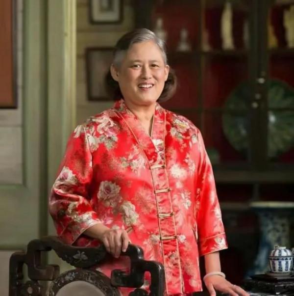 最近關於服飾，看看泰國王室，再看看韓國民眾
