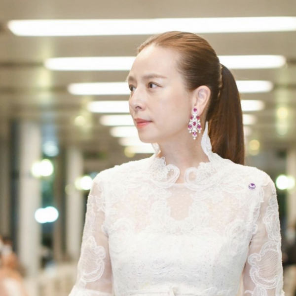 泰55歲華裔富婆從小美到大，素顏妝見公主情商高，雖跪地卻更高貴