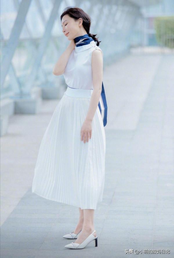 真正見過世面的女人，穿襯衫很少配西裝褲，看陳數就知道了
