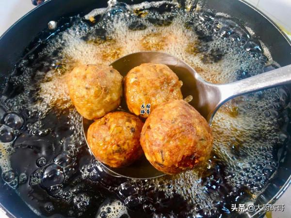 大廚教你做紅燒獅子頭，多加這兩種食材，層次感分明，沒牙都能吃