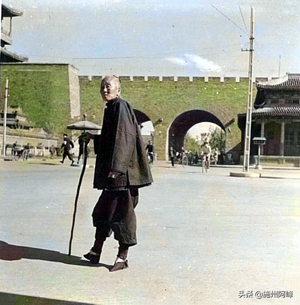 正陽樓下的老奶奶：生活在日本人佔領下的老奶奶，眼中滿是滄桑