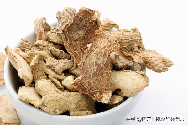 治療肺氣腫咳嗽痰多的中藥方子：苓甘五味姜辛湯，溫肺化痰保安康