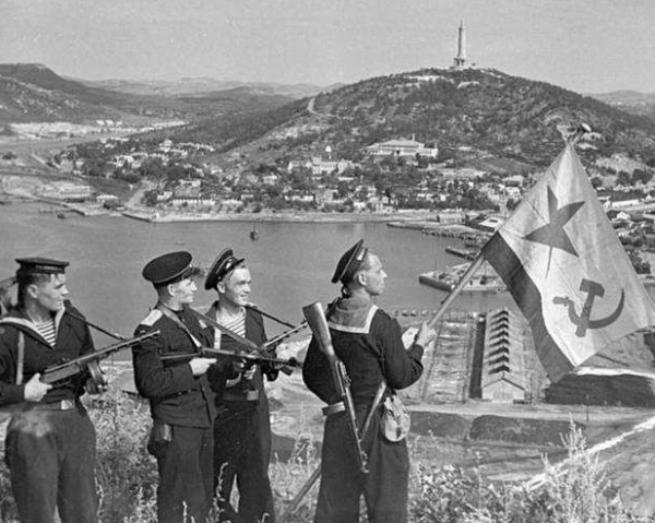 1955年，解放軍獲4門180毫米岸防炮，一發炮彈頂幾十人一年的口糧