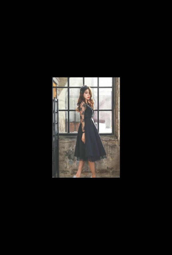 經典黑色吊帶連衣裙，拼接刺繡網紗外罩，高雅時尚