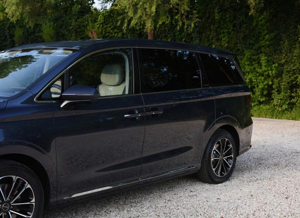 車內自帶冰箱+茶具，20萬出頭，比GL8還智慧，帶你看榮威IMAX8