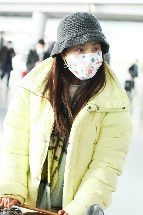 曾黎穿黃色外套亮眼十足 遇鏡頭招手氣質好 曾黎穿黃色外套亮眼十足 遇鏡頭招手氣質好