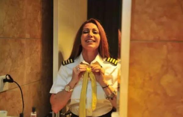 美軍戰鬥機女駕駛員，忍辱退伍後來中國求職養家，如今過得怎樣？