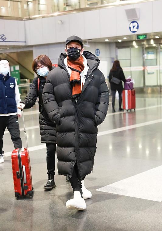 這次是真傷心了，黃曉明離婚後首走機場好深沉，眼睛快腫成單眼皮