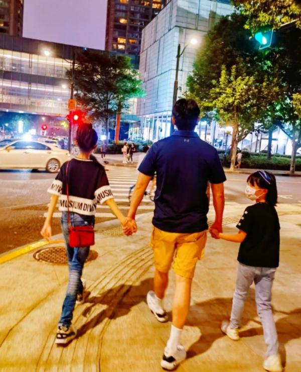 陸毅全家現身電影院,倆姐妹大長腿比手臂細,貝兒快和媽媽一樣高 陸毅全家現身電影院,倆姐妹大長腿比手臂細,貝兒快和媽媽一樣高