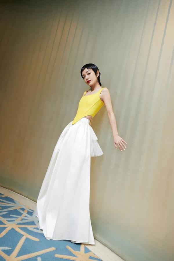 郭采潔是有多自信？穿亮黃色背心考驗膚色，這頭短髮也就她敢嘗試