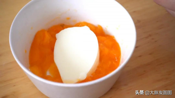 第一眼以為是個柿子，一勺下去，饞哭