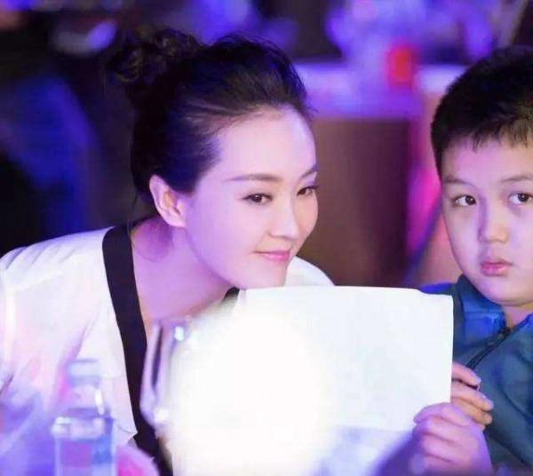 熊黛林時隔多年迴歸事業，透露豪門太太真實生活，並不快樂