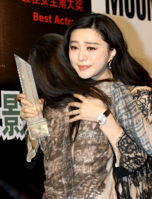 靠拍電影復出？范冰冰和名導小聚喝酒，兩人拍合照臉部通紅疑半醉