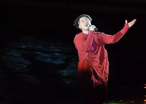 陳奕迅當年靠這首歌而走紅，如今演唱會上一開口眾人卻都起身離席