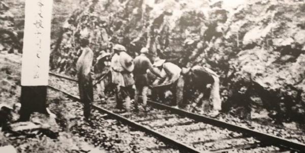 1987年，鄧小平欲辭去軍委主席，聶榮臻反對：沒有他軍隊會亂的