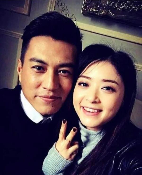 靳東跟誰合影都像是一家人