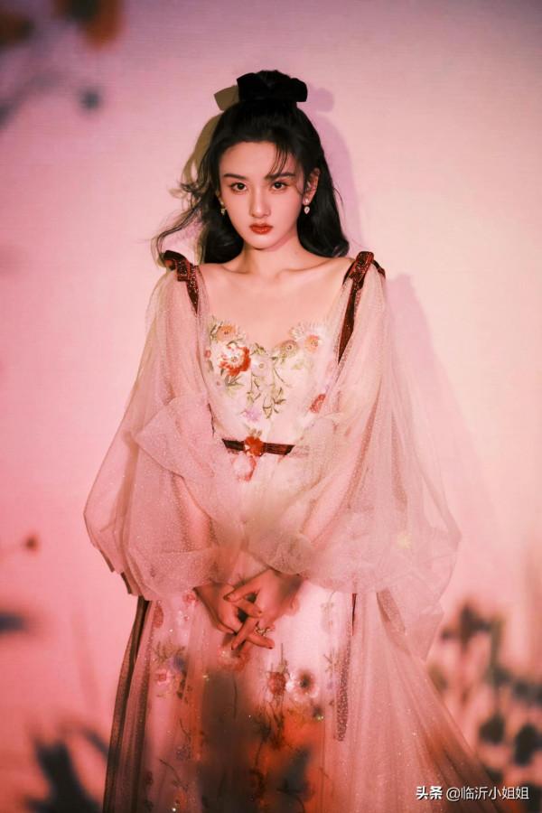 宋祖兒，越來越有韻味的新生代藝人，清爽高冷的顏值，美爆啦