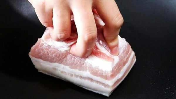 五花肉不要再紅燒了,拿繩子捆起來,鹹香不膩,我家一週吃5次 五花肉不要再紅燒了,拿繩子捆起來,鹹香不膩,我家一週吃5次