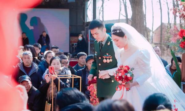 喜上加喜！新婚夫妻雙雙榮立三等功，婚禮現場收到立功喜報