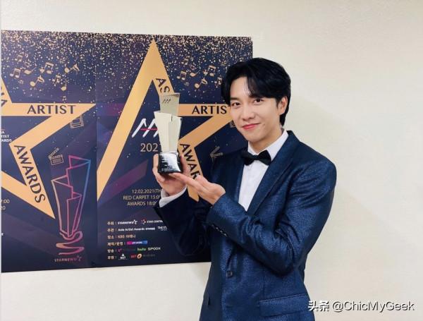 2021亞洲明星盛典爆點多!韓素希紅毯美哭,宋智孝邊領獎邊睡覺 2021亞洲明星盛典爆點多!韓素希紅毯美哭,宋智孝邊領獎邊睡覺