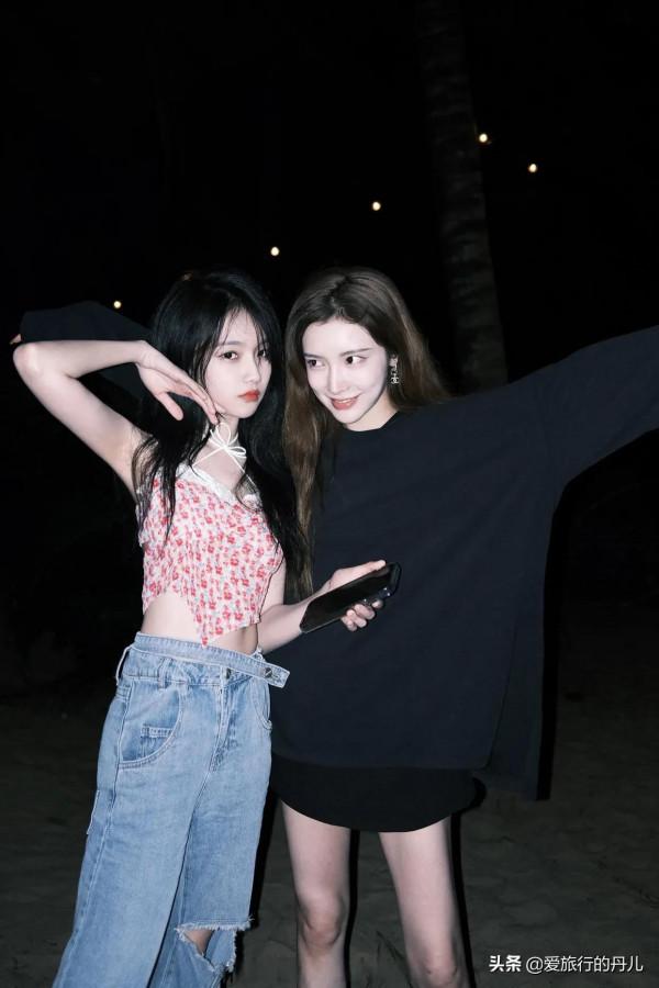 宋昕冉身穿粉色碎花吊帶衫搭配牛仔褲俏皮可愛，公主範十足