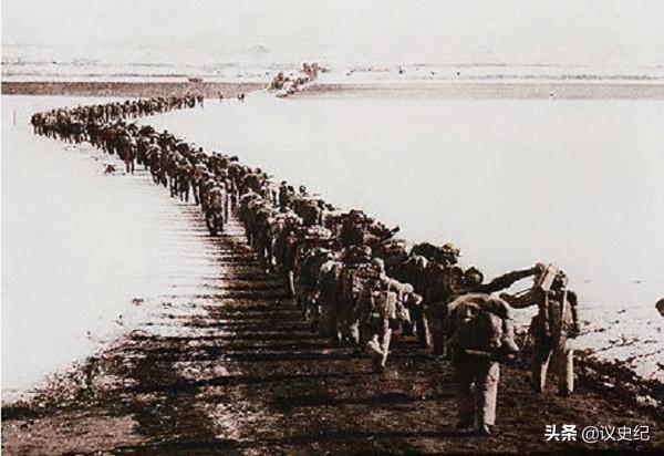 連刺5個美軍，6人跪下投降，驚動毛主席：此人英雄，我要見他