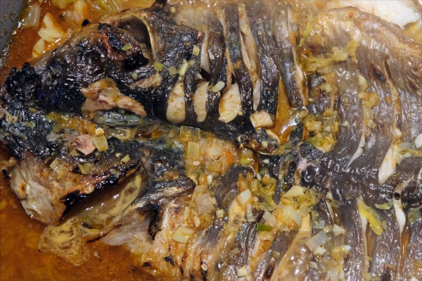 不管燉什麼魚，別用料酒去腥，多放一種醬，魚肉香嫩鮮美，無腥味