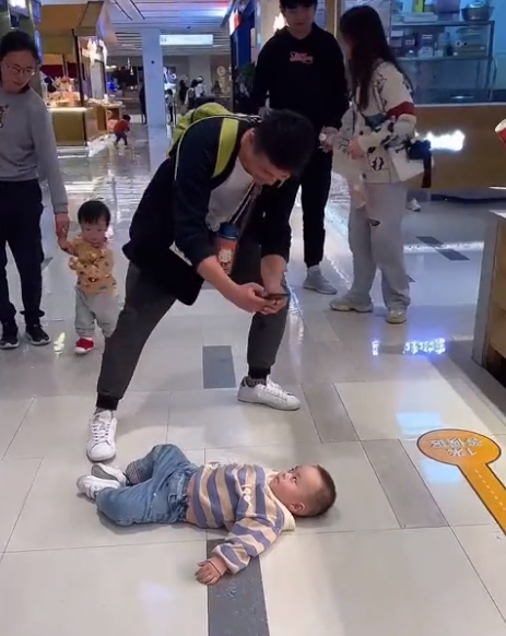 專治不服！山東一萌娃躺地上撒潑耍賴，爸爸的做法讓萌娃瞬間害羞