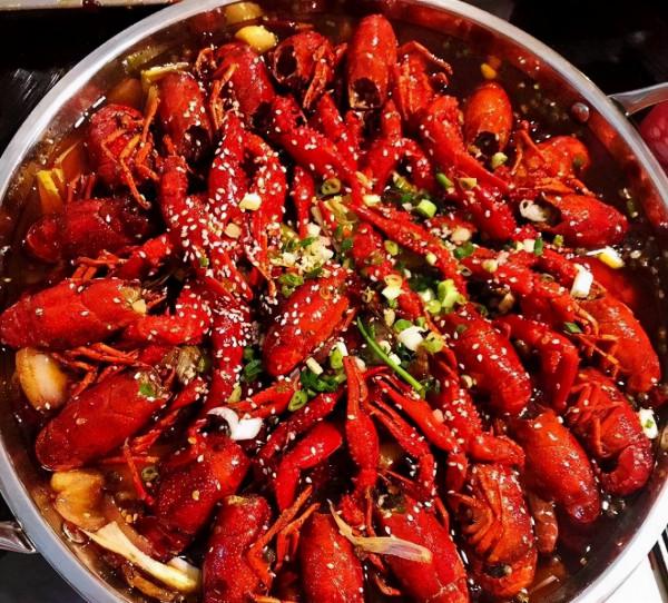 一家人去湖南旅遊，吃了幾道特色美食，家人們都不捨得回來