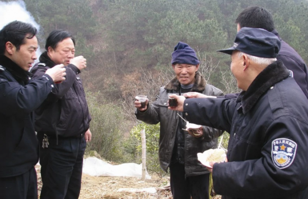 湖北87歲怪老頭，在墓中與死人共住30年，聲稱：人比鬼可怕