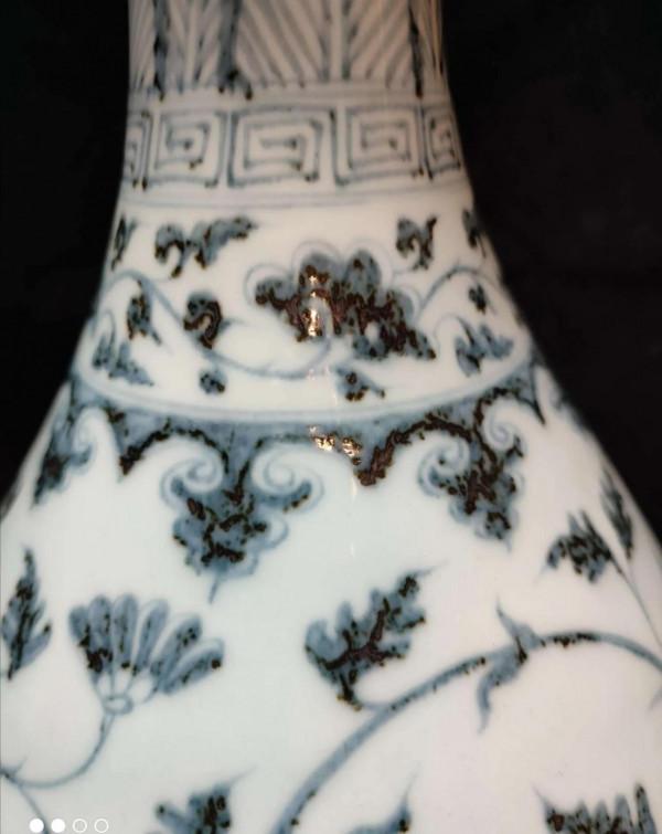 發兩件仿品，一件是明早洪武時期的玉壺春瓶，一件是元青花執壺