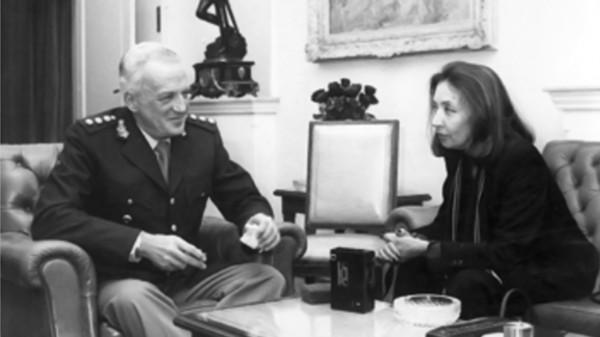 80年記者問鄧小平：天安門毛主席像是否永遠保留？鄧小平如何作答